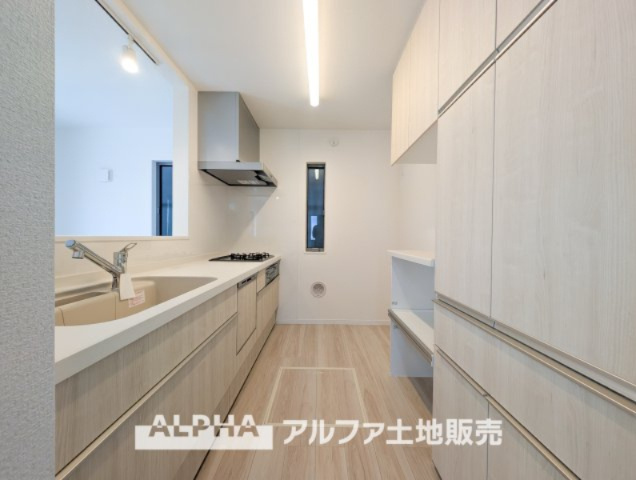 昭島市中神町2丁目新築5棟現場　のキッチン|【Kitchen】
◆キッチン◆美しく使いやすいキッチンは油汚れが簡単に拭き取れる素材で加工されており、浄水器シャワーから流す水の音を軽減する静かなシンクを採用。見えないところにさり気ない配慮が嬉しい
