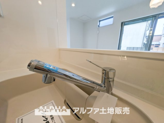 昭島市中神町2丁目新築5棟現場　のキッチン|【Water cleaner】
◆浄水器◆蛇口から流れ出すお水はクリーンでいつも楽しめます。また浄水器内臓シャワー混合栓なので場所取らずのスッキリとしたスタイルです。