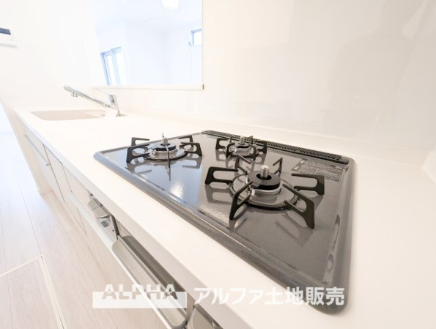 昭島市中神町2丁目新築5棟現場　のキッチン|【Gas range】
◆ガスレンジ◆お料理のあとはさっと拭くだけで綺麗になる。お手入れも簡単に、見た目も綺麗に。奥様の負担を軽減します。