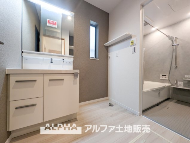 昭島市中神町2丁目新築5棟現場　の洗面所|【trifold mirror】
◆三面鏡◆身支度には、歯ブラシ・コップ・化粧品類など様々な小物を使用するので散らかってしまいがち。鏡の裏収納でたっぷり収納して生活感を隠し、スタイリッシュな空間に。