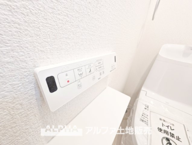 昭島市中神町2丁目新築5棟現場　のトイレ|【Warm water flush toilet】
◆温水洗浄便座付きトイレ◆お掃除も楽々。快適に過ごすためには今や欠かせない設備の一つです。壁掛けリモコンで使いやすくいつでも清潔に保てます。