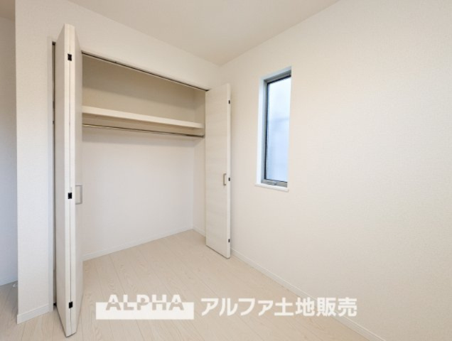 昭島市中神町2丁目新築5棟現場　の収納|【closet】
◆クロゼット◆各居室のクロゼットは大好きな服、大事なバッグやアクセサリー、そして大切な思い出の品々。そんなものを傍らにそっと置いておきたい場所です。