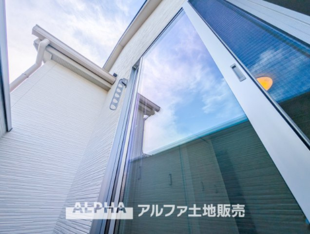 昭島市中神町2丁目新築5棟現場　のバルコニー|【Blue sky】
◆青空に包まれて◆ベランダから望む紺碧の空。外を眺め時を忘れるなんて、ひさしかたぶりだろうか。こんなにも広く美しい情景が我が家にも広がっているなんて。こんな時間を大切にしたい。