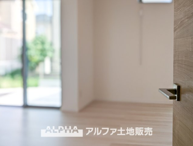 昭島市中神町2丁目新築5棟現場　の居間・リビング|【The situation】
◆シチュエーション◆リビングルームのドアを開くと、窓から飛び込むのは緑と光の風光明媚な景色。僕の目に映るは、ここで家族と会話をワイワイガヤガヤ楽しんでいる様子。