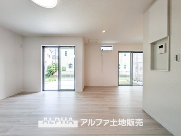 昭島市中神町2丁目新築5棟現場　の居間・リビング|【Comfortable living】
◆居心地のいい暮らし◆には欠かせない眩い採光。ゆったりとした幅の窓からこの空間に降り注ぐ採光が絶えない。明るいリビングこそ居心地のいい暮らしが待っていると思う