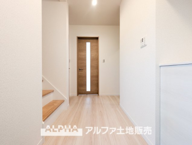 昭島市中神町2丁目新築5棟現場　の玄関|【Entrance】
◆玄関◆出勤。いってきますの声が楽しげに聞こえてくる。ドアーの音も心地よく爽やかな朝の時間が流れます。