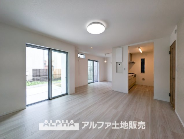 昭島市中神町2丁目新築5棟現場　の居間・リビング|【Livingroom】
◆爽やかな空間◆窓をあけるとリビングに通り抜ける清々しく心地よい冷涼なそよ風がこの空間を涼しくしてくれる。風通しの良さは人にとっても家にとっても健康的で気持ちいいものです。