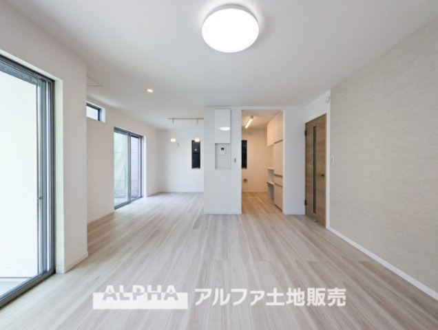 昭島市中神町2丁目新築5棟現場　の居間・リビング|【Living room】
◆時を忘れる場所◆ここにはみんなが集い、食事と楽しい会話が始まる。話に夢中になりすぎて、ついつい時を忘れ夜半過ぎになってしまう。そんな束の間の幸せを感じさせてくれる場所。