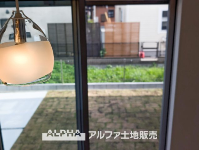 昭島市中神町2丁目新築5棟現場　の庭|【Green orchestra】
◆緑のオーケストラ◆窓の外を見渡すと風光明媚な緑の景色。移ろう季節に表情を変えるグリーンとそれに呼応して変化する外観。それはまさに緑とシンパシーし鳴りやまない邸宅。