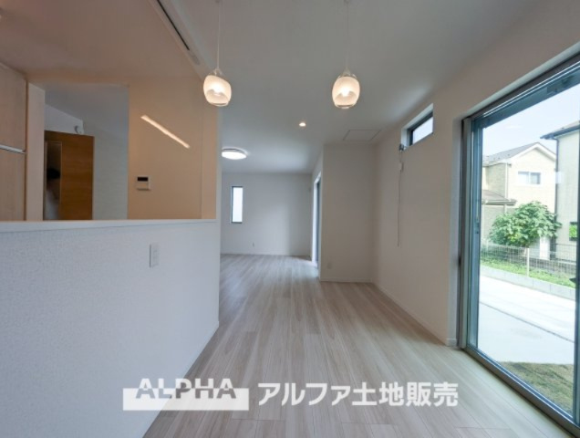 昭島市中神町2丁目新築5棟現場　の居間・リビング|【Space of cure】
◆癒しの空間◆室内構成に拘り採光とセンスを散りばめた空間。それは『柔らかさ』に似た素敵な居場所。暮らす人のことを考えつくり出したものは『癒し』という心地よい居場所。