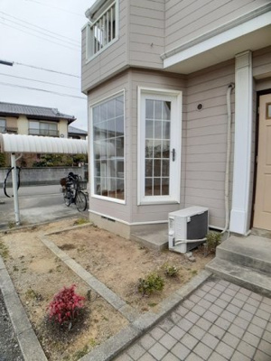 【庭】 | メゾンドーレⅢ | たまにはお庭で休日を過ごしてみるのもよいかもしれません