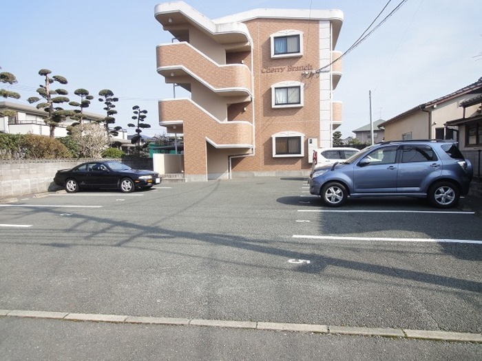 熊本市南区近見６丁目の賃貸マンションの駐車場
