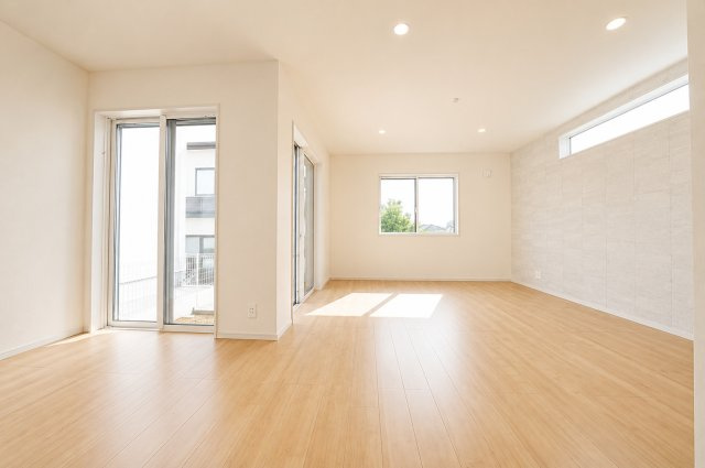 緑豊かな新井町｜収納充実（SIC・パントリー・小屋裏）×駐車2台｜制震ダンパー搭載の安心住宅★仲介手数料無料★の居間・リビング
