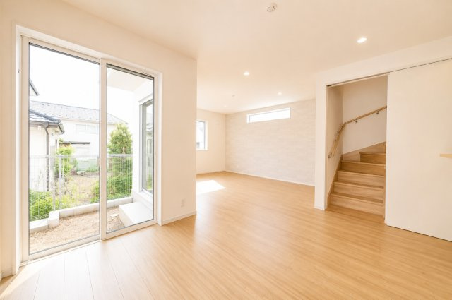 緑豊かな新井町｜収納充実（SIC・パントリー・小屋裏）×駐車2台｜制震ダンパー搭載の安心住宅★仲介手数料無料★の居間・リビング