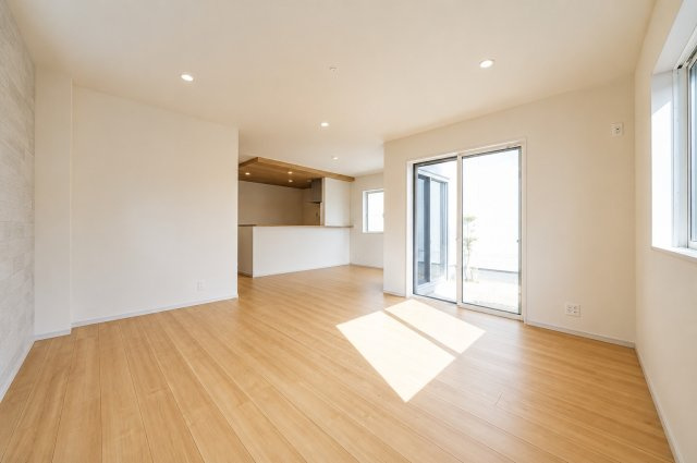 緑豊かな新井町｜収納充実（SIC・パントリー・小屋裏）×駐車2台｜制震ダンパー搭載の安心住宅★仲介手数料無料★の居間・リビング