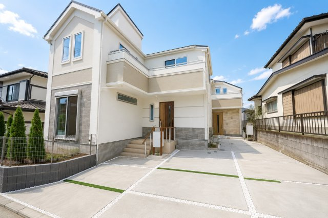 緑豊かな新井町｜収納充実（SIC・パントリー・小屋裏）×駐車2台｜制震ダンパー搭載の安心住宅★仲介手数料無料★の外観|白を基調とした洗練された外観が印象的な一邸。駐車スペースはゆとりの2台分を確保し、来客時にも安心。シンプルながらも上質さを感じさせる佇まいが、街並みに美しく調和しています。