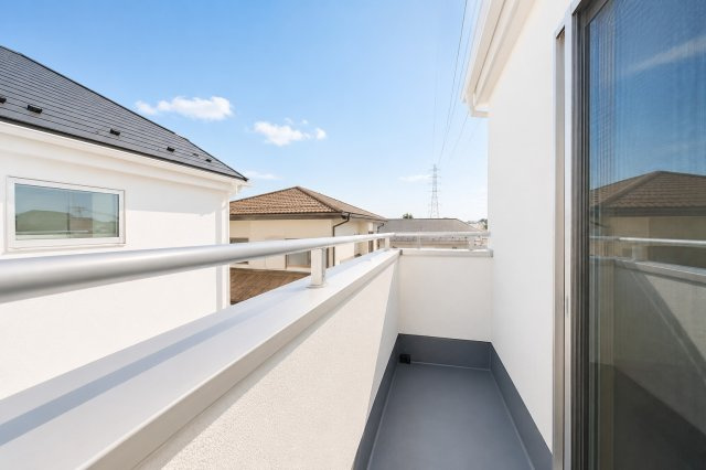 緑豊かな新井町｜収納充実（SIC・パントリー・小屋裏）×駐車2台｜制震ダンパー搭載の安心住宅★仲介手数料無料★のバルコニー