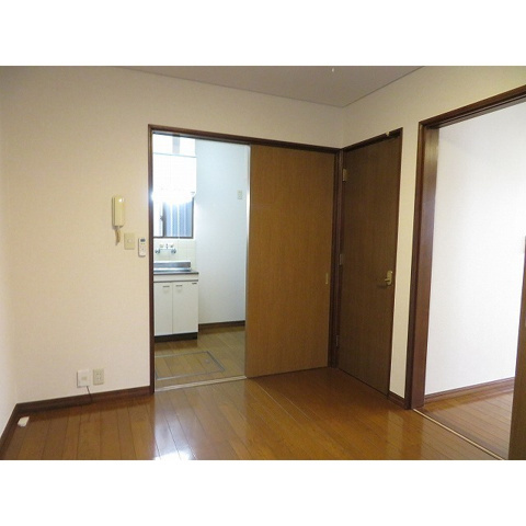 アミ　1フロア1住居　テラス付　振分　バス停3分の居間・リビング