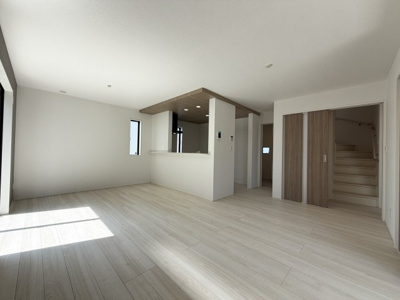 【居間・リビング】 | 金武町金武（全4棟） | 2号棟　LDK17帖♪キッチンはオシャレな折下げ天井♪