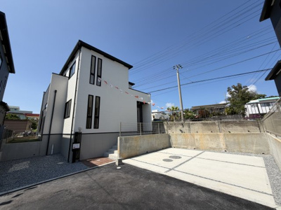 【外観】 | 金武町金武（全4棟） | 2号棟　並列駐車2台＋お庭付き♪