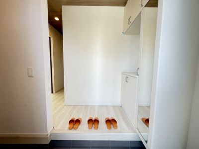 【玄関】 | 金武町金武（全4棟） | 2号棟　十分な収納付き玄関♪シューズクローク付き♪