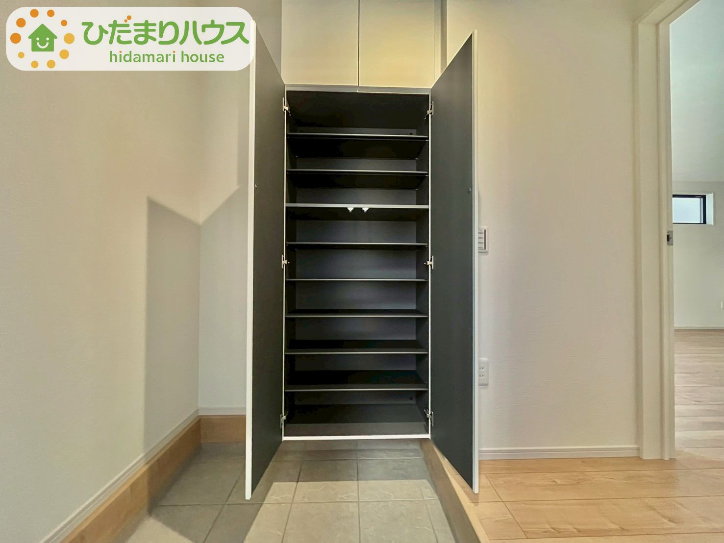 東初石13期　新築戸建　1号棟の収納|使い勝手の良い大きなシューズボックス☆乱雑になりがちな玄関をスッキリ見せてくれます！							
