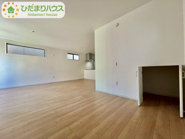 東初石13期　新築戸建　1号棟の居間・リビング|リビングにある収納は、掃除機や買い溜めしたい日用品をしまうのに便利です！						
