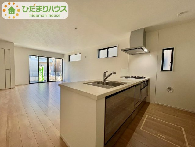 東初石13期　新築戸建　1号棟のキッチン|リビングを見渡せるキッチンはお子様を見ながらでも料理が出来て安心ですね☆							
