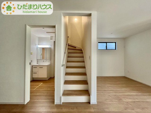 東初石13期　新築戸建　1号棟の内装|リビングを通って2階に上がるリビングイン階段で、コミュニケーションがとりやすい☆							
