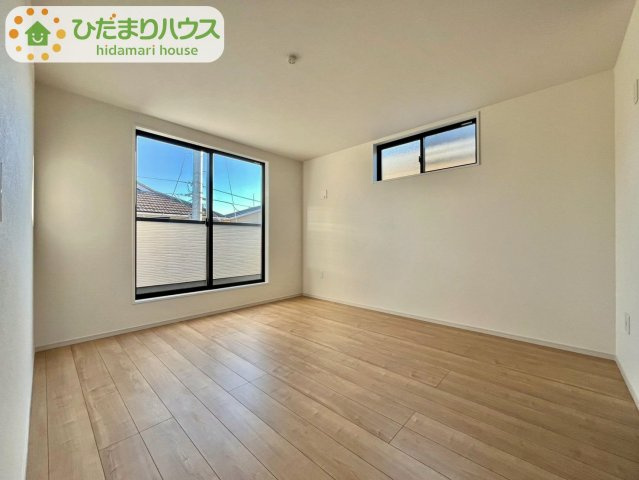 東初石13期　新築戸建　1号棟の寝室|バルコニーに面していて、たっぷり光りの入る明るい主寝室です！							
