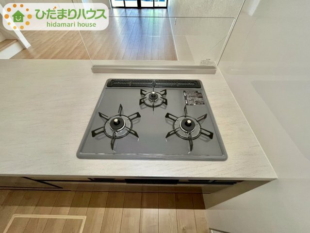 東初石13期　新築戸建　1号棟のキッチン|3口コンロでお料理する時間も短くなりそうですね(*‘∀‘)						
