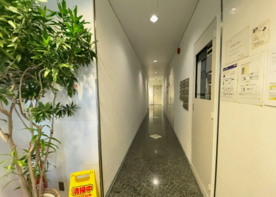 桜橋上島ビルのエントランス