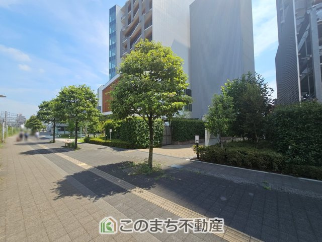 センチュリー宇都宮弐番館のエントランス|マンション西側より遊歩道にて宇都宮駅まで歩いていけます♪