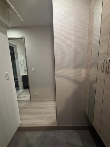 Ｄ-ＲＯＯＭ ＰＲＥＭＩＵＭ 多磨霊園駅の玄関