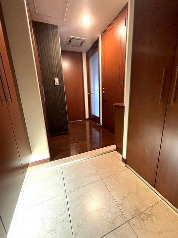 【トイレ】 | グレースタワーⅡ | 「手洗い・収納・鏡を備えたトイレ。来客時にも使いやすい清潔感のある空間です。」