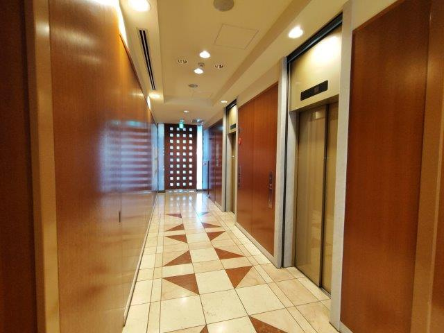 【その他共用部分】 | グレースタワーⅡ | 「落ち着いた雰囲気のエレベーターホール。共用部まで丁寧に管理されています。」