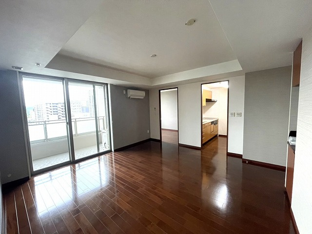 【居間・リビング】 | グレースタワーⅡ | 「明るい日差しが差し込む開放的なリビング。ゆったりくつろげる居心地の良さ。」