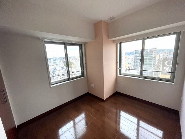 【洋室】 | グレースタワーⅡ | 「東・北向きのマスターベッドルーム。朝のやわらかな陽光が差し込む心地よい空間です。」