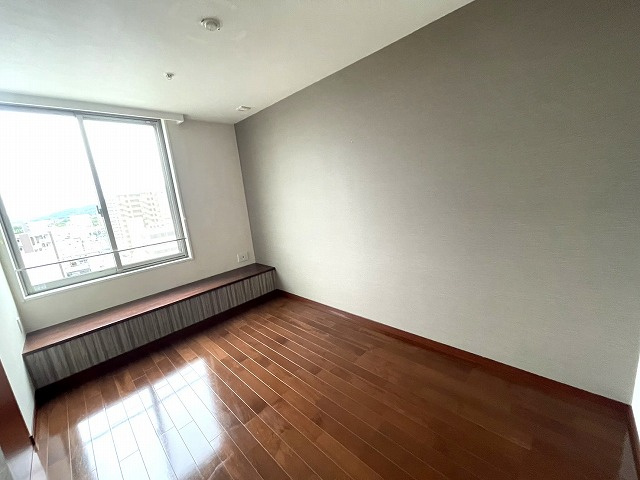 【洋室】 | グレースタワーⅡ | 「北・西向きの二面に面した洋室。落ち着いた採光で多目的に使いやすい空間です。」