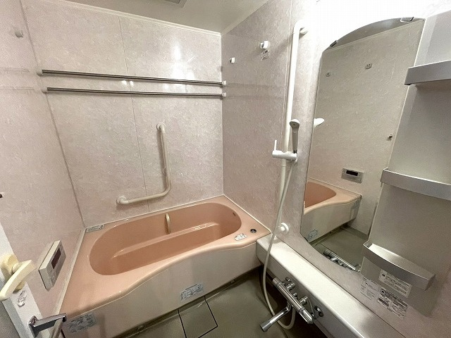 【独立洗面台】 | グレースタワーⅡ | 「三面鏡付きの洗面台。窓のある洗面室で、明るく換気もしやすい空間です。」