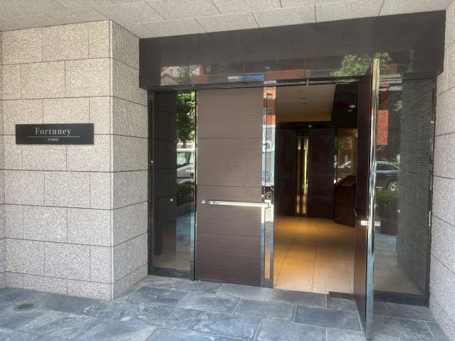 大阪市中央区内平野町２丁目の賃貸マンションのエントランス