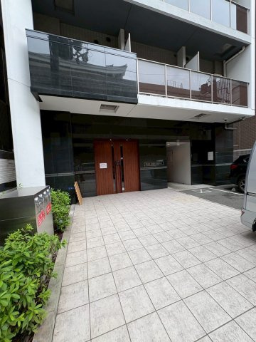 大阪市中央区本町４丁目の賃貸マンションのエントランス