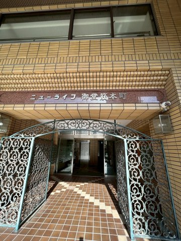 大阪市中央区南久宝寺町４丁目の賃貸マンションのエントランス
