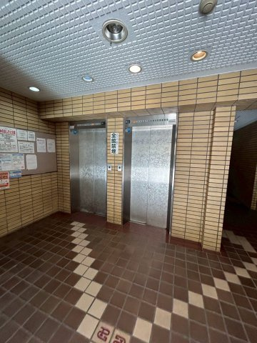 大阪市中央区南久宝寺町４丁目の賃貸マンションのエントランス