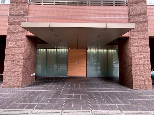 大阪市西区新町１丁目の賃貸マンションのエントランス