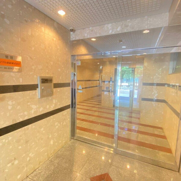 大阪市西区新町１丁目の賃貸マンションのエントランス