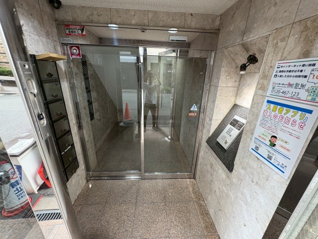 大阪市西区新町１丁目の賃貸マンションのエントランス