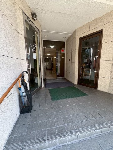 大阪市西区江戸堀３丁目の賃貸マンションのエントランス