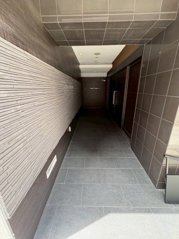 大阪市西区靱本町２丁目の賃貸マンションのエントランス