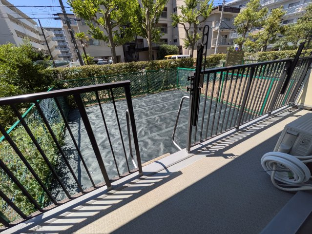 南向きの専用庭がある地に足のついた【ハイラーク横浜白山】リフォームのバルコニー|広々としたバルコニーです